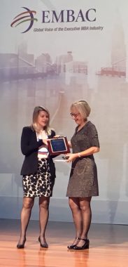 Karin Wiströ tilldelas the bud Fackler Service Award för 2018